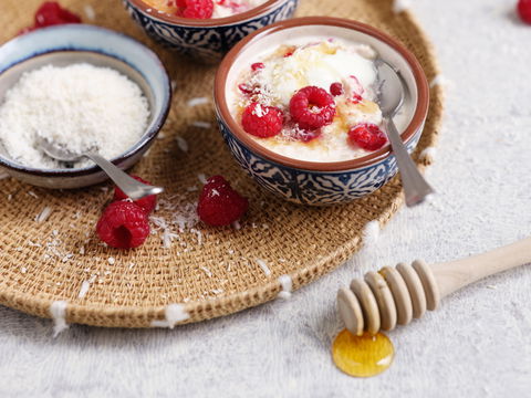 Statt Haferflocken: Unser schnelles Blitz-Rezept für cremiges Reisporridge 