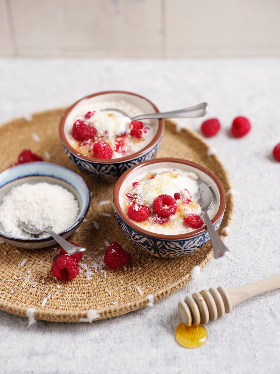 Porridge mit Beeren und Kokosflocken