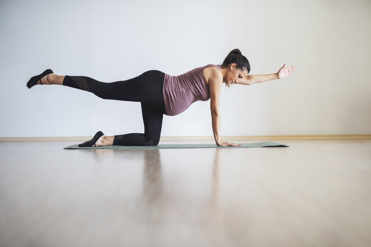 Schwangere Frau macht Yoga