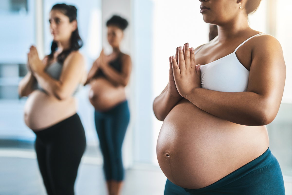 Schwangere Frauen machen Yoga