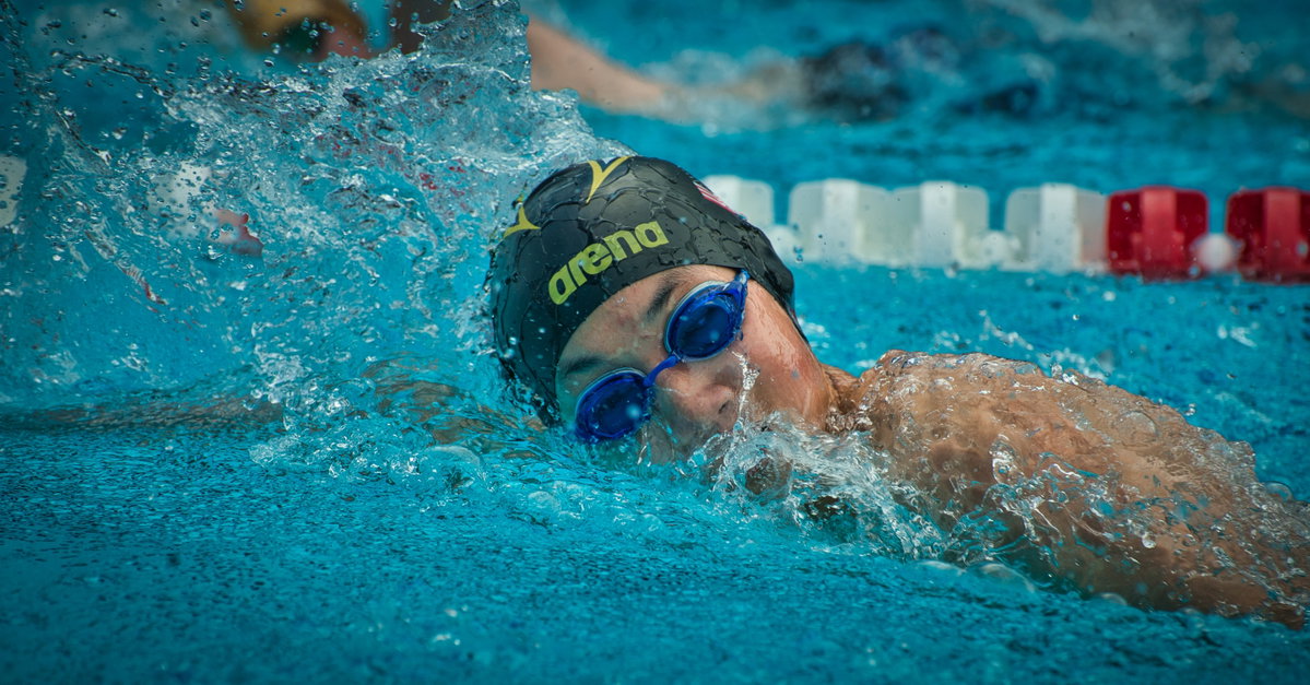 Schwimmer kraulen