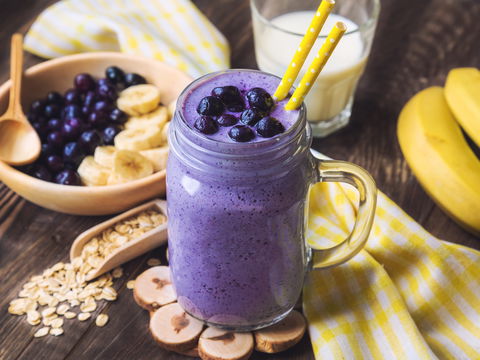 Haferflocken-Smoothie mit Bananen und Heidelbeeren