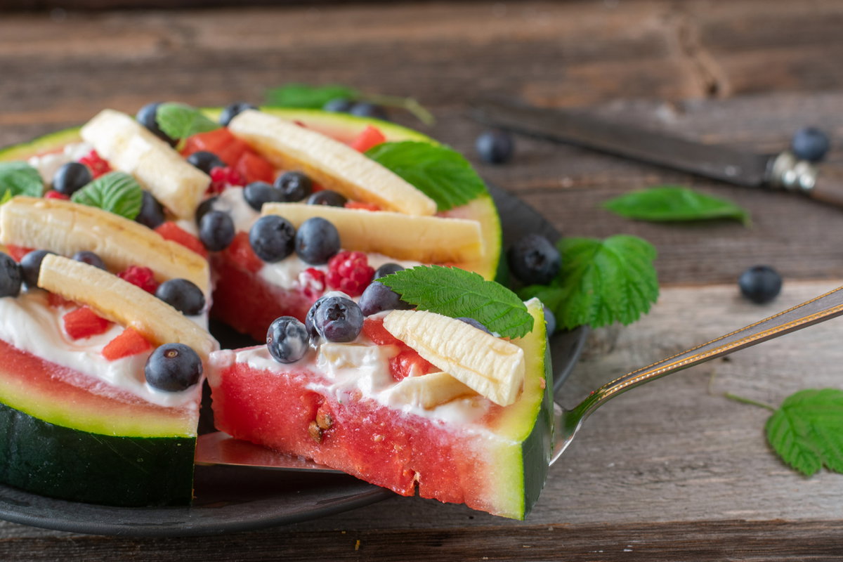 Melonenstückchen mit Skyr und Obst