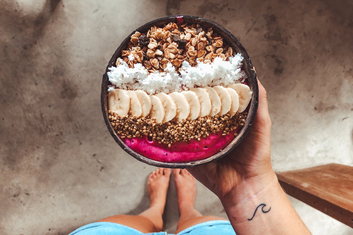 Frau hält Smoothie-Bowl