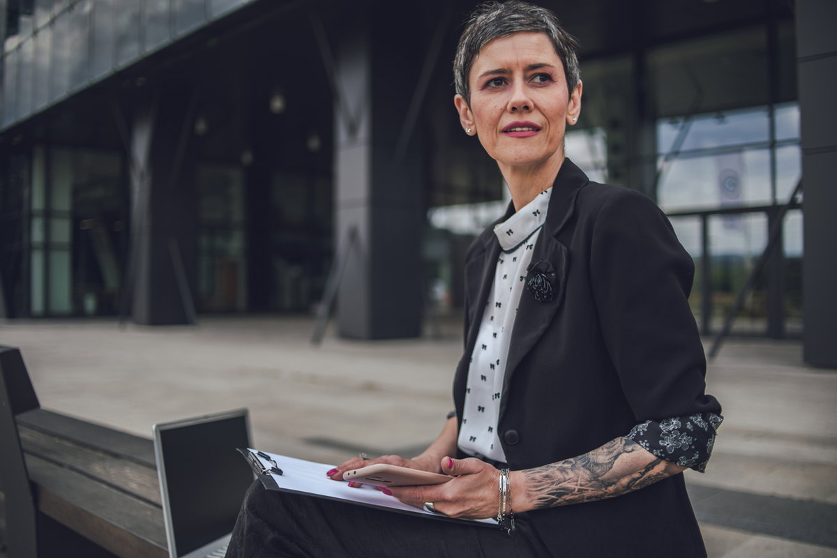 tätowierte reife Business-Frau