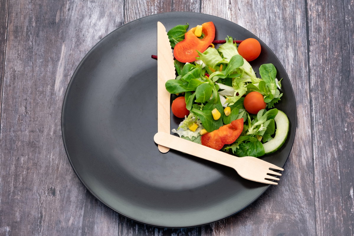 Teller mit Salat und Besteck