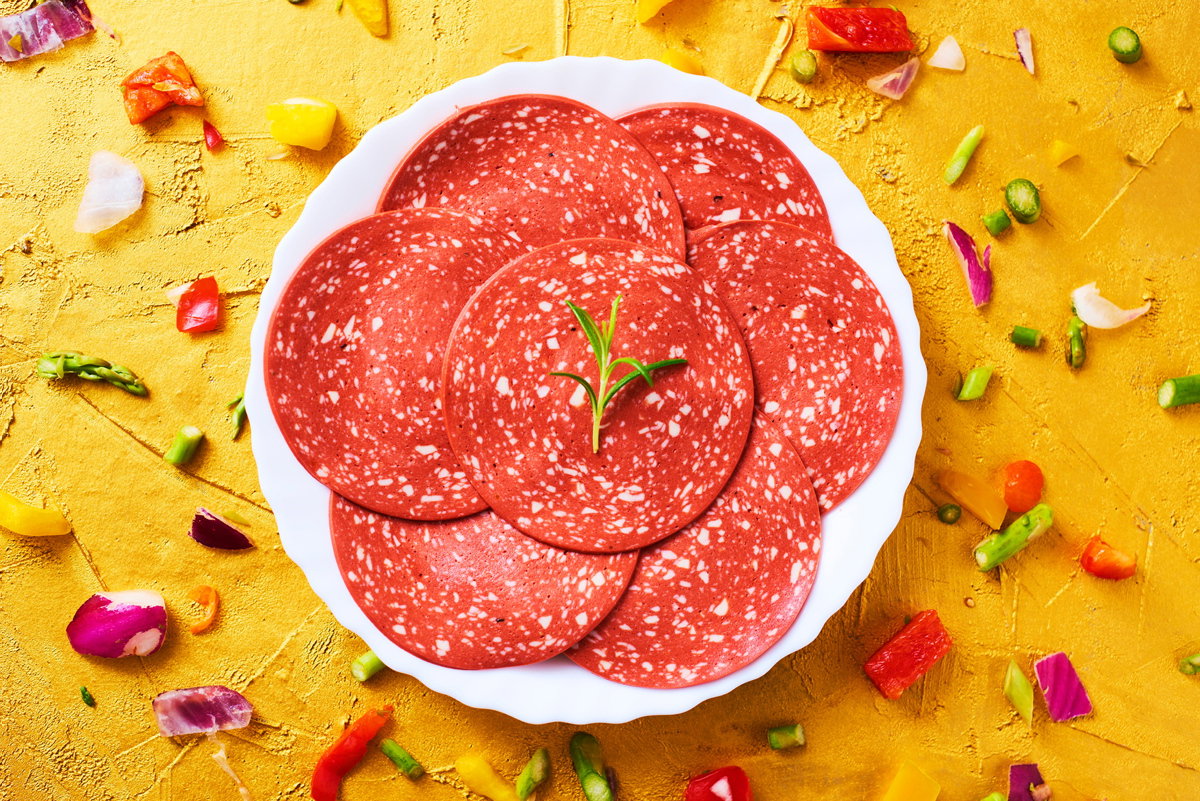 vegane Salamie auf Teller