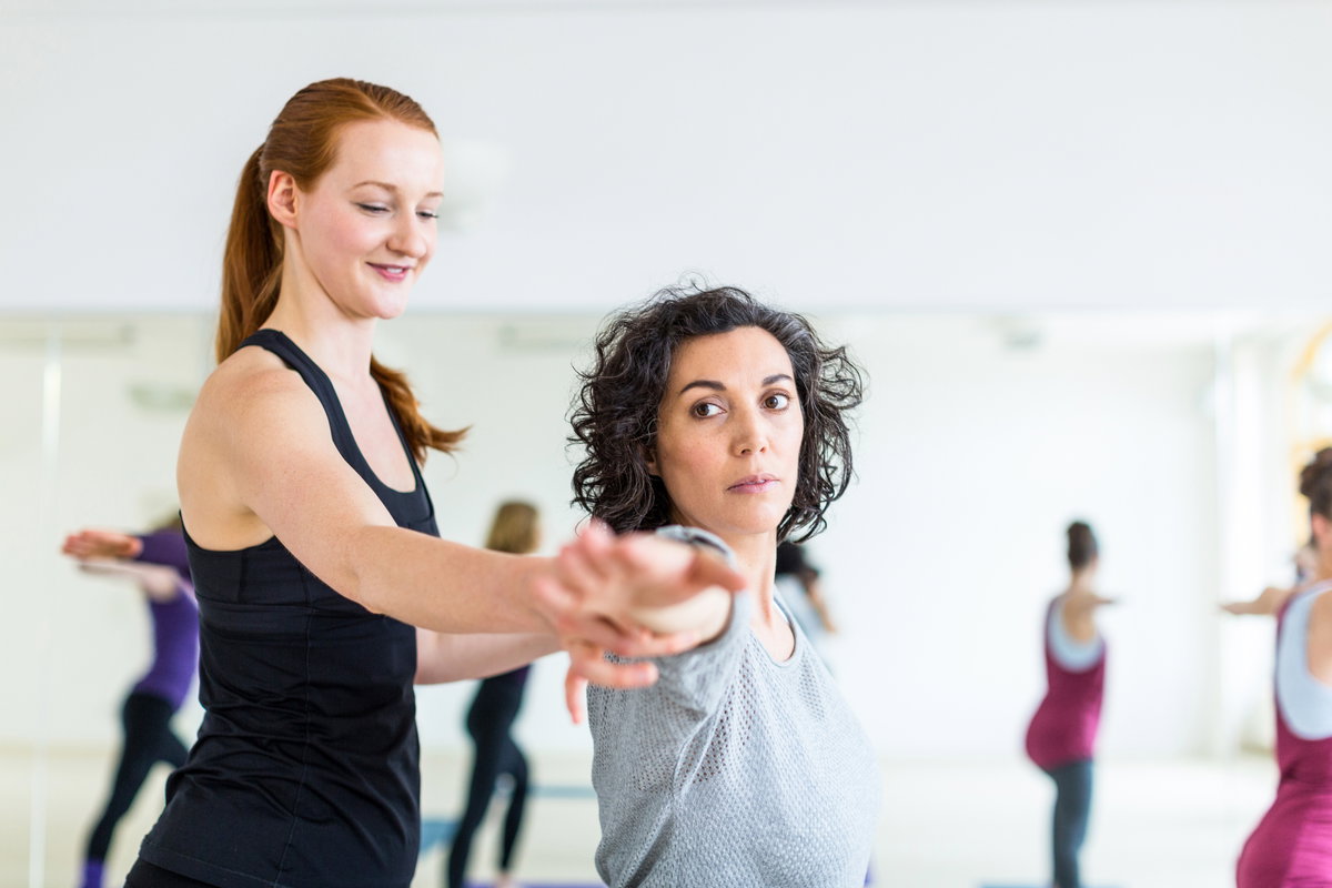 Entspannungstechniken wie Yoga können dazu beitragen, Schmerzen zu lindern.