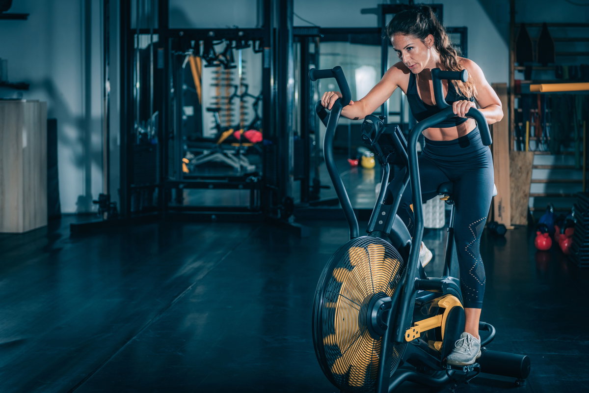 Frau auf dem AirBike