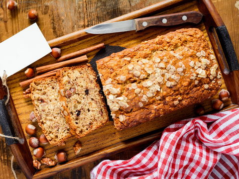 Rezept für gesundes und saftiges Bananenbrot mit Haselnüssen 