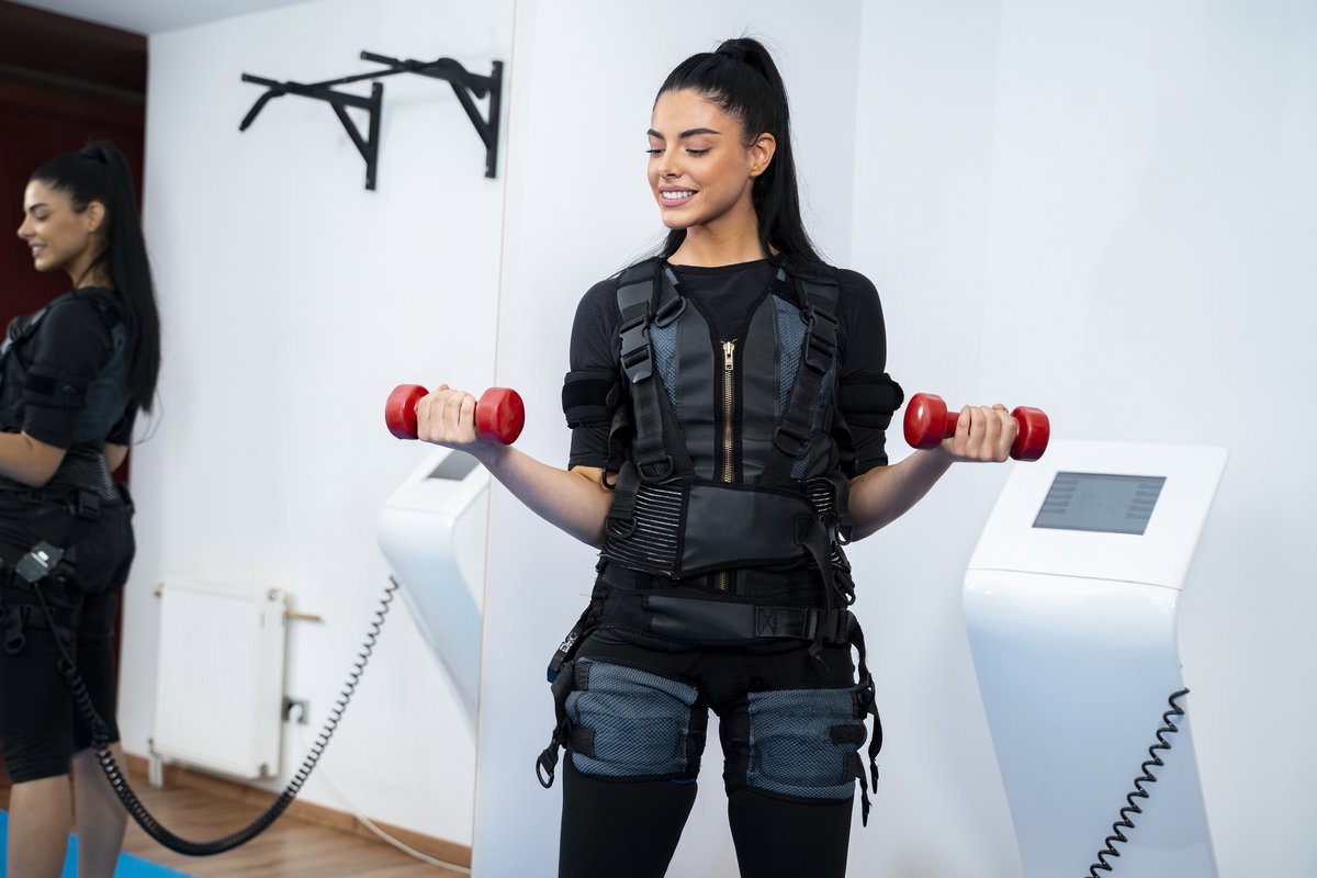 Frau macht EMS-Training