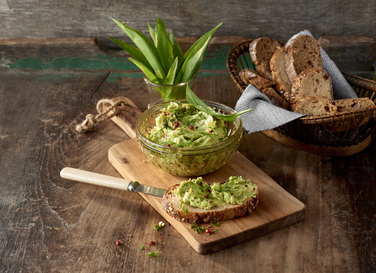 Bärlauchbutter auf Brot
