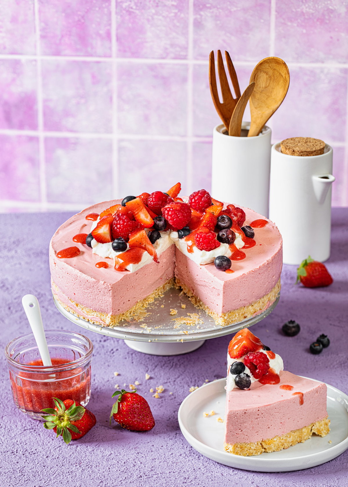 No Bake Cheesecake mit Beeren und Knusperboden