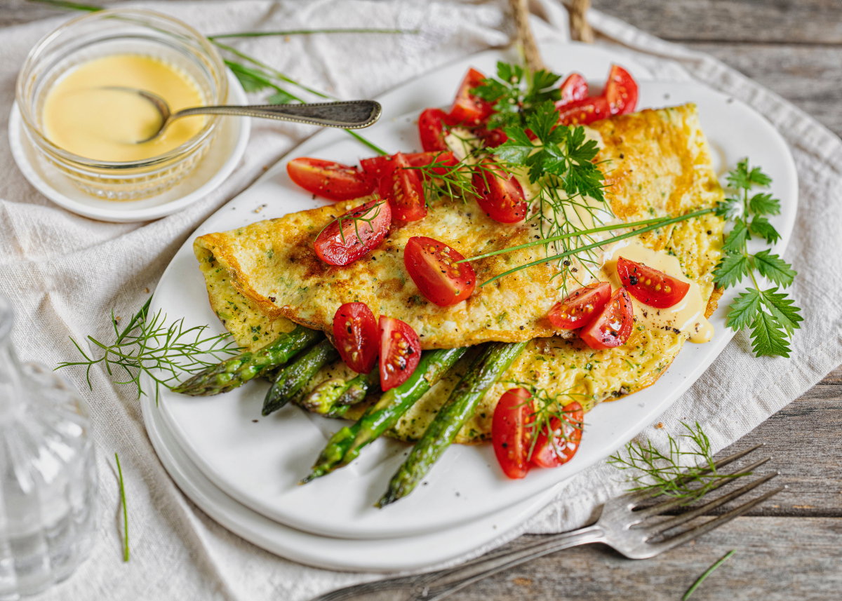 Grüner Spargel auf Omelett mit Tomaten