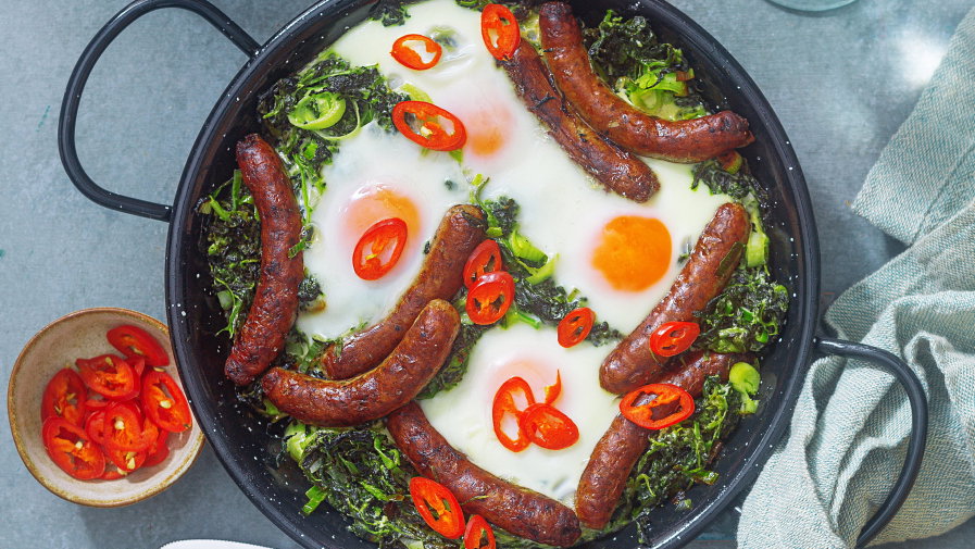 Bunt wie der Frühling: Spinat-Shakshuka mit Veggie-Würstchen