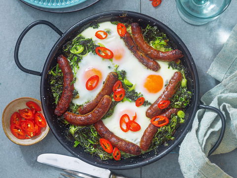 Einfaches Rezept: Spinat-Shakshuka mit Veggie-Bratwurst