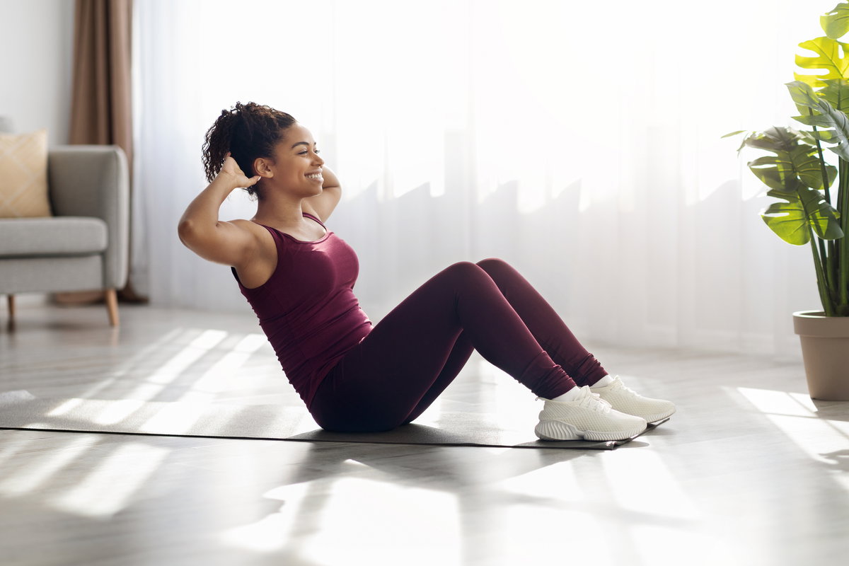 Frau macht Sit-ups