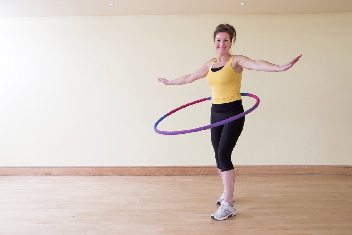 Frau mit Hula-Hoop-Reifen