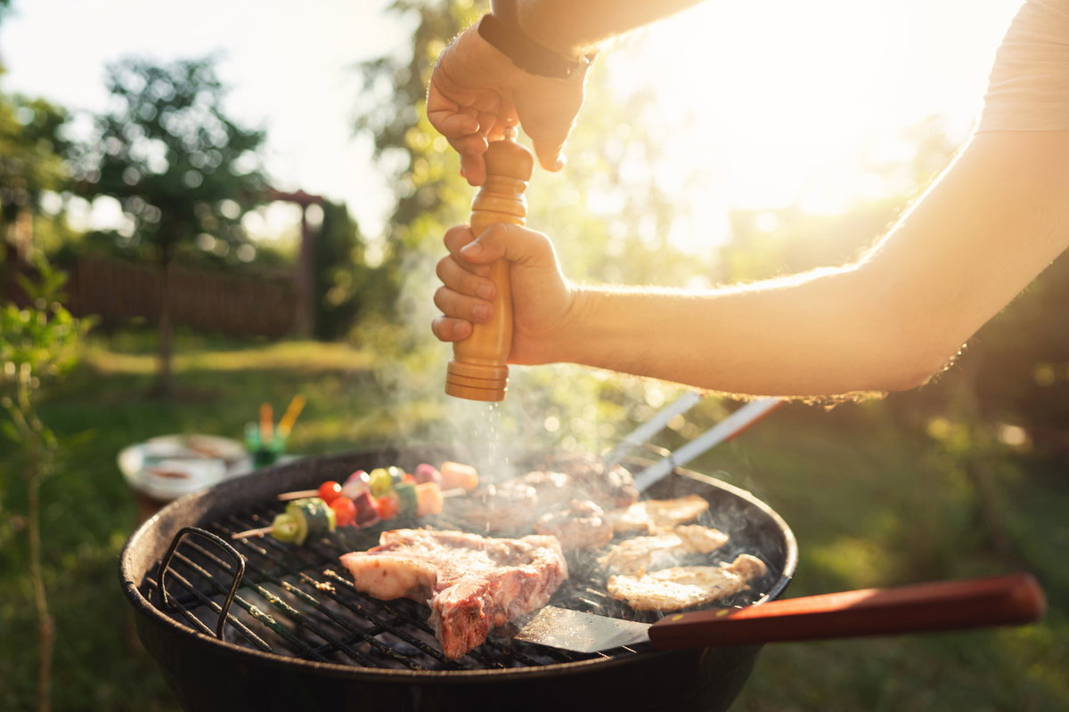 Grill mit Fleisch und Gemüse