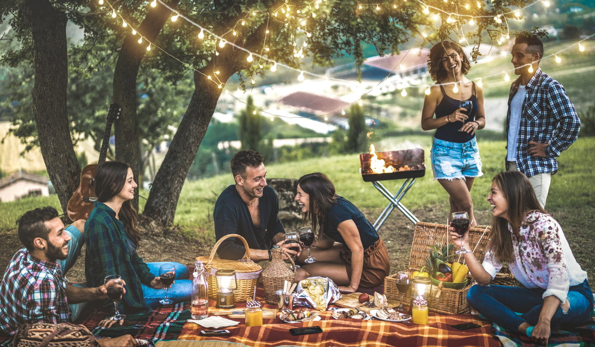 Gruppe von Freunden grillt im Park