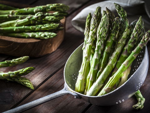 Grüner Spargel bleibt länger frisch: Der "Blumen-Trick"