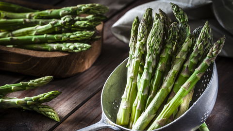 Grüner Spargel bleibt länger frisch: Der "Blumen-Trick"