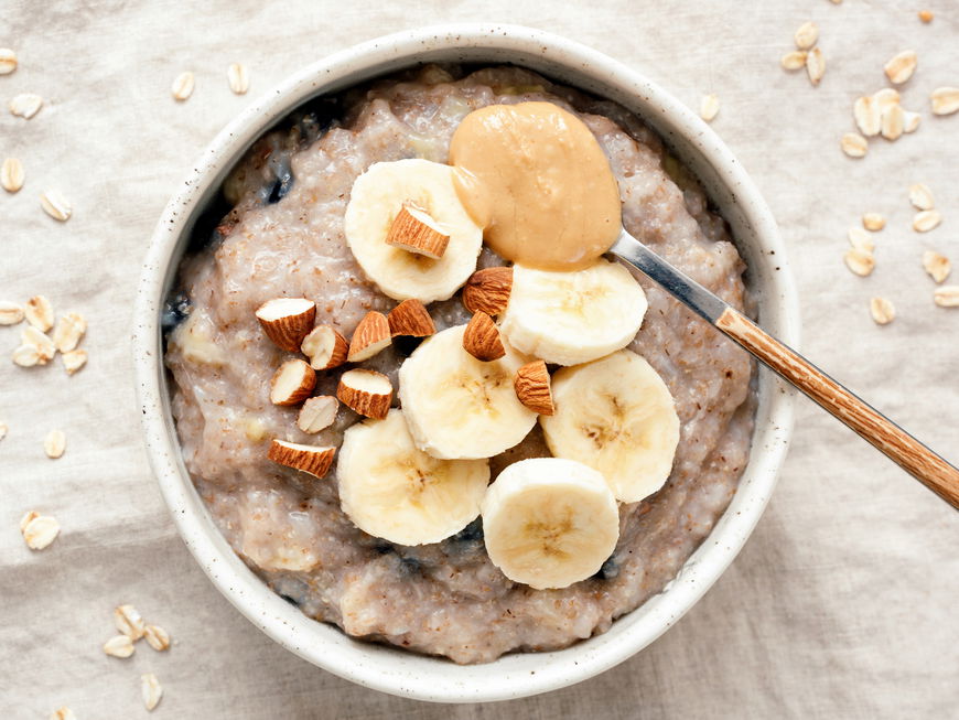 Porridge mit Bananen und Mandeln sind eine gute Wahl fürs Frühstück.