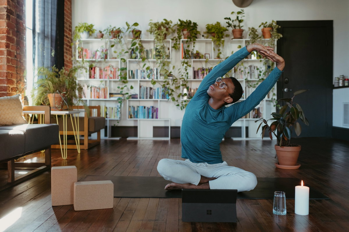 Mann im Home-Gym auf Yogamatte