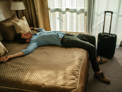 Unsichtbare Keimfallen: 4 Orte im Hotelzimmer, an denen es vor Bakterien nur so wimmelt