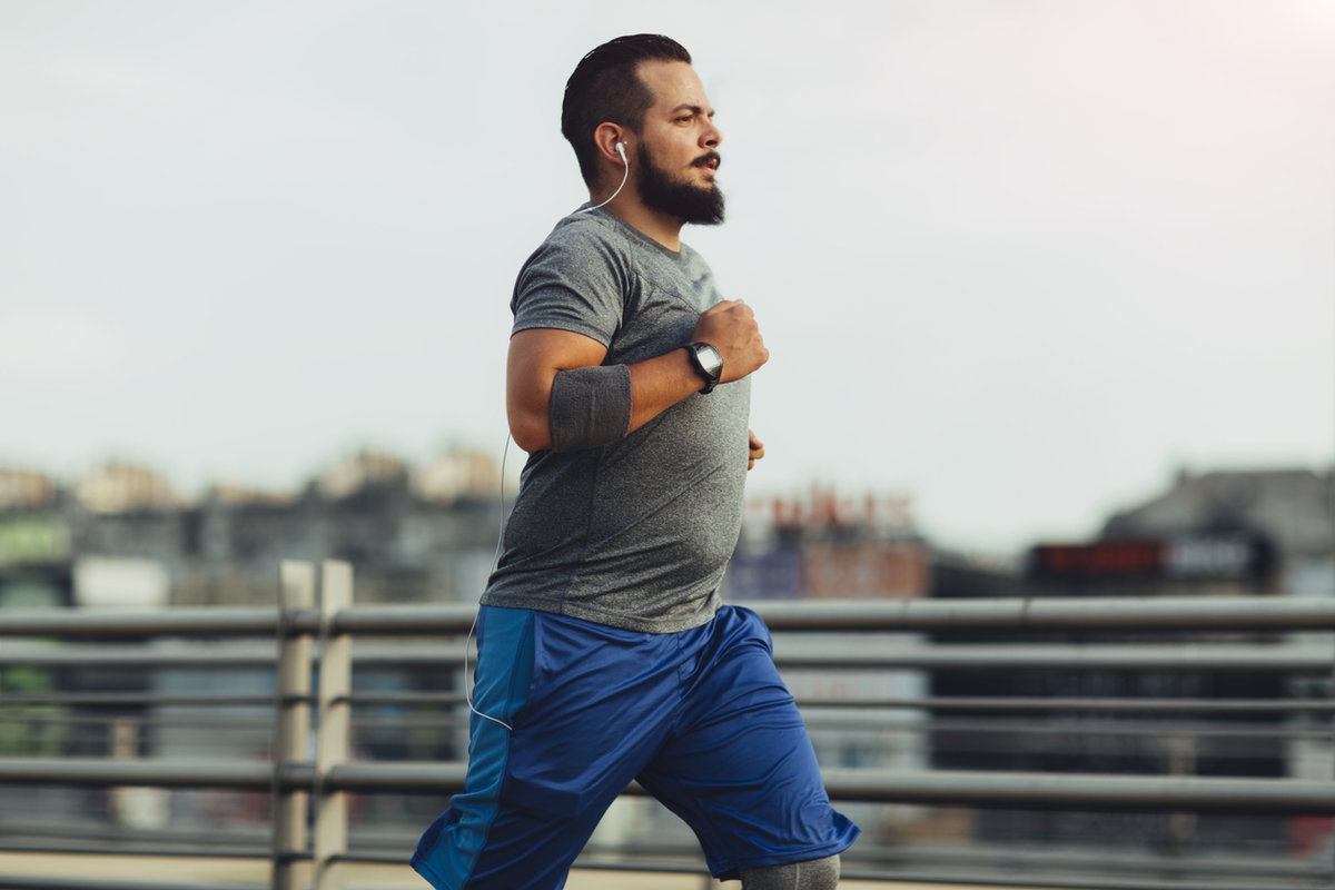 Mann joggt auf Promenade