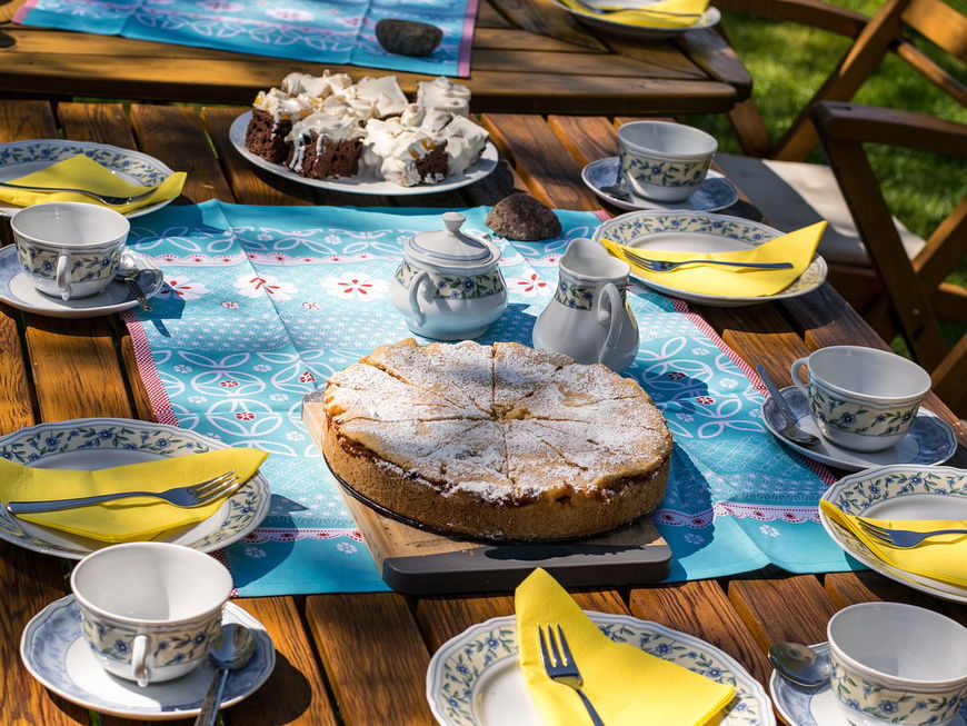 Kuchentafel im Garten