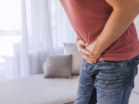 Gründe für Unterleibsschmerzen beim Mann: Halb so schlimm? Oder doch was Ernstes?