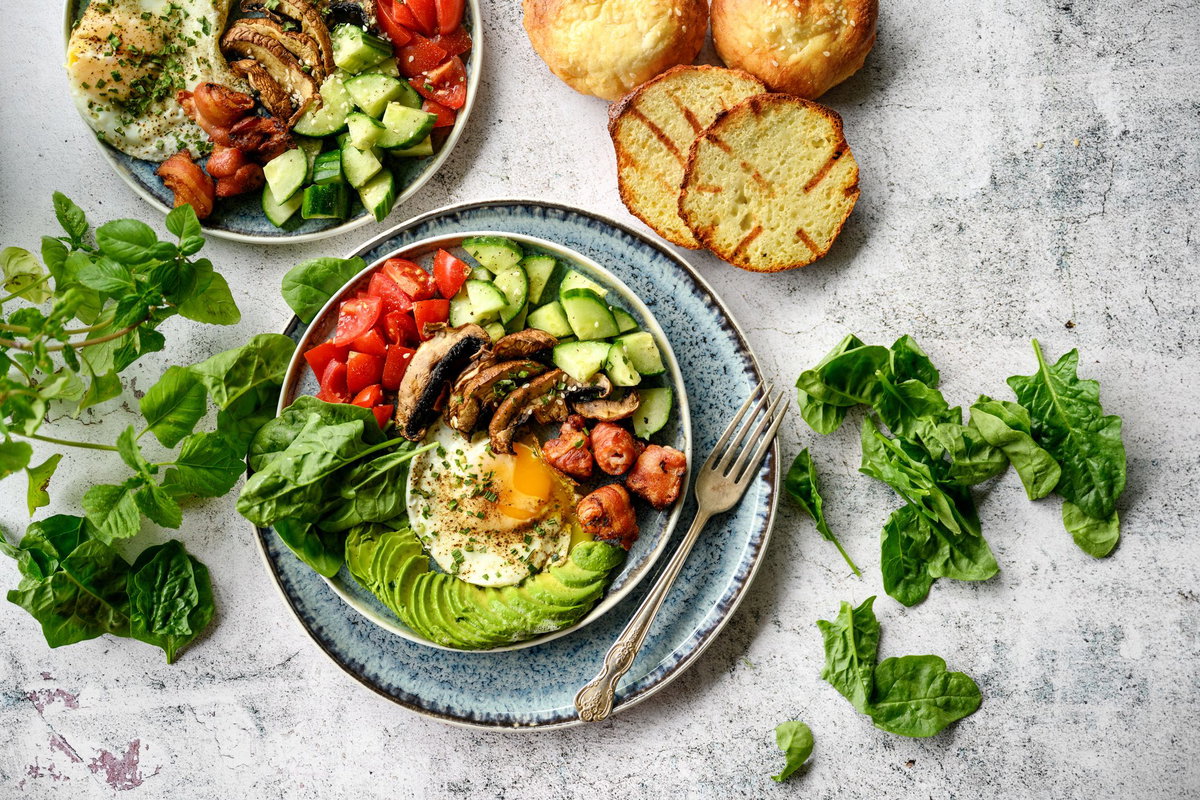 Salat mit Ei und Avocado