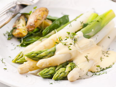 Ohne Gerinnen: So gelingt Ihnen die perfekte Sauce Hollandaise in 2 Minuten