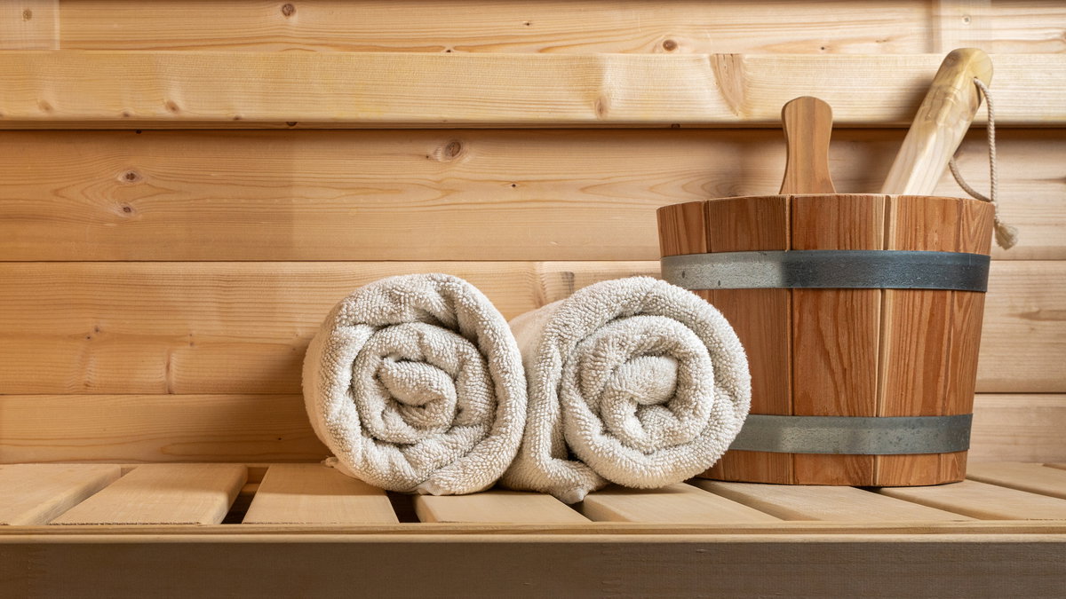 Sauna mit Handtuch und Eimer
