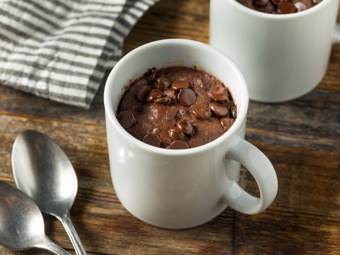 Blitz-Rezept in 3 Minuten: Himmlischer Schoko-Kirsch-Tassenkuchen für Naschkatzen