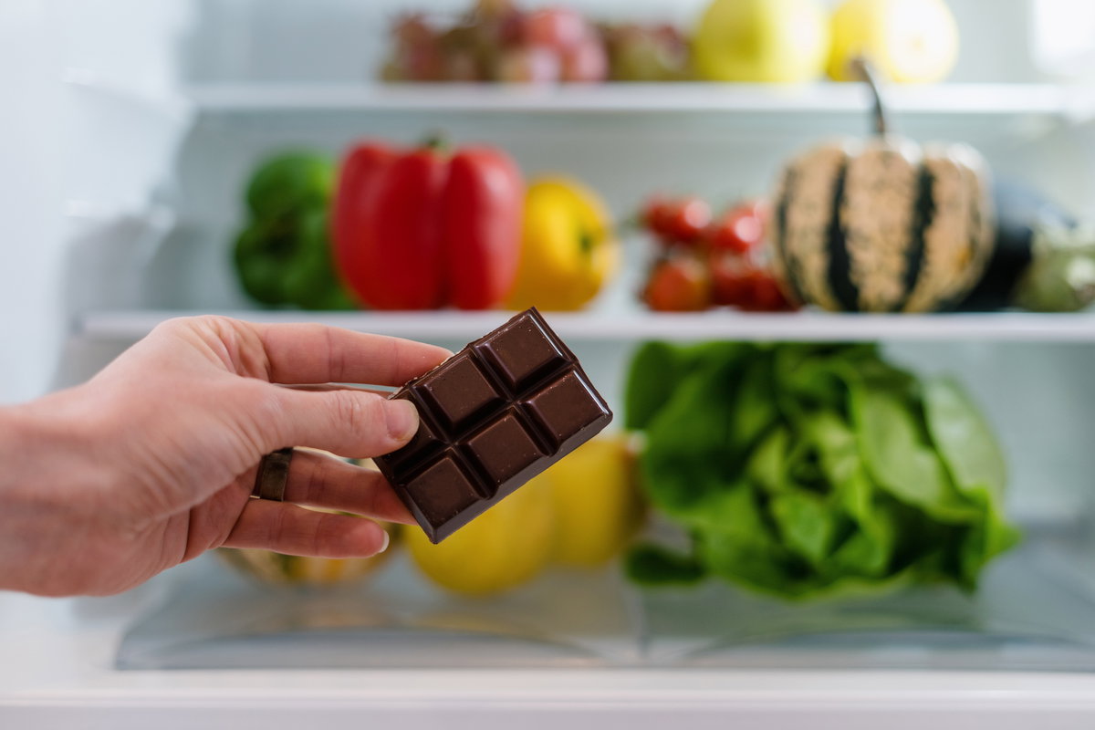 Schokoladen vor dem Kühlschrank