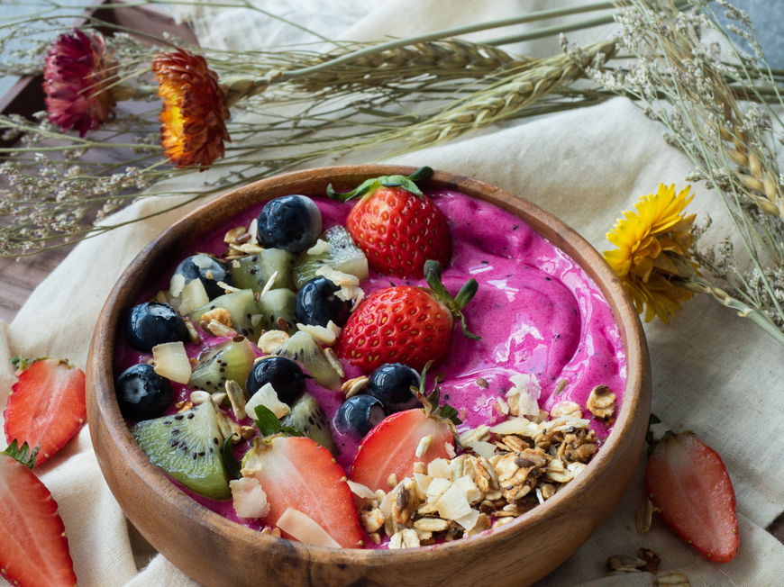 Smoothie-Bowl mit Früchten