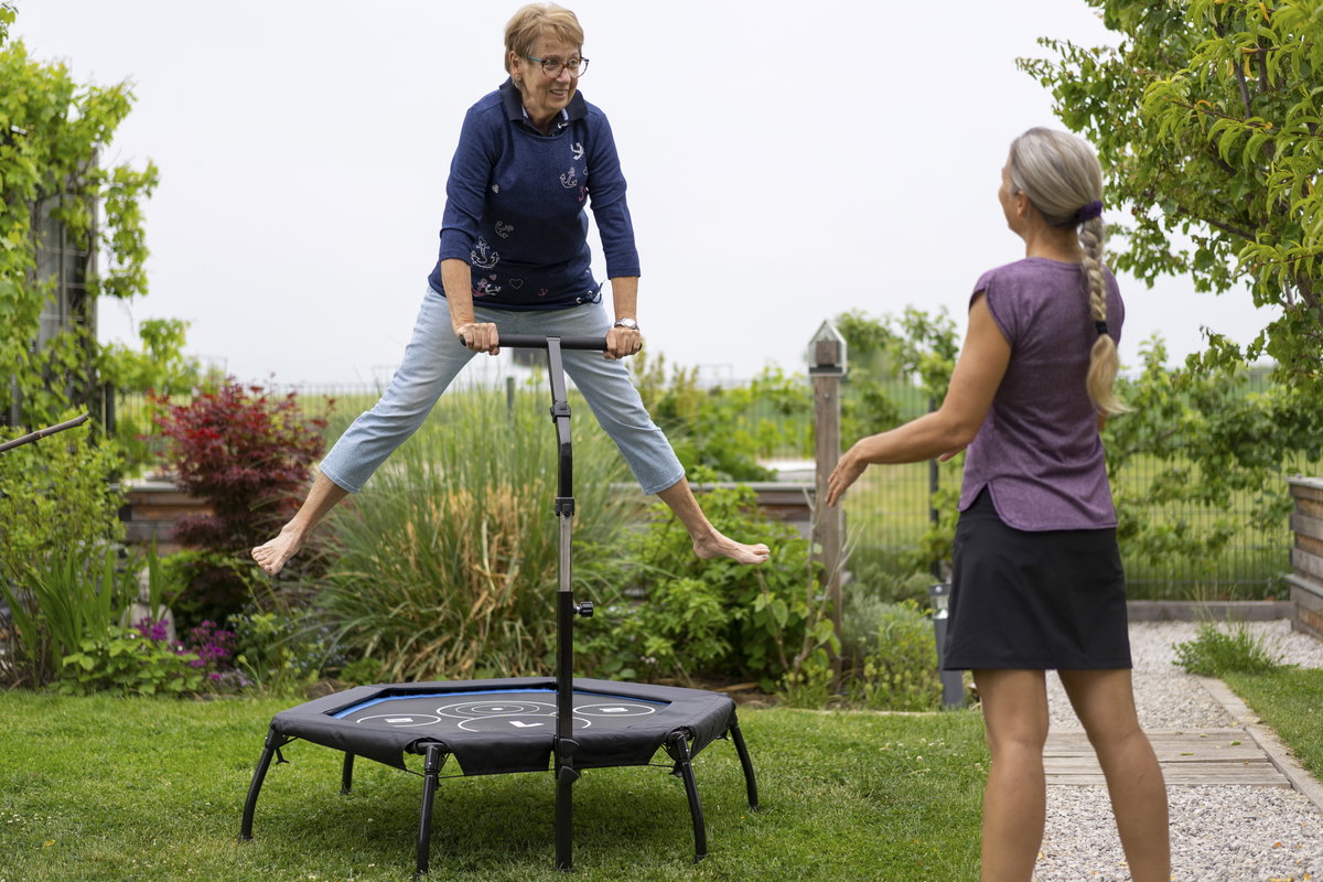 Trampolinspringen im Garten