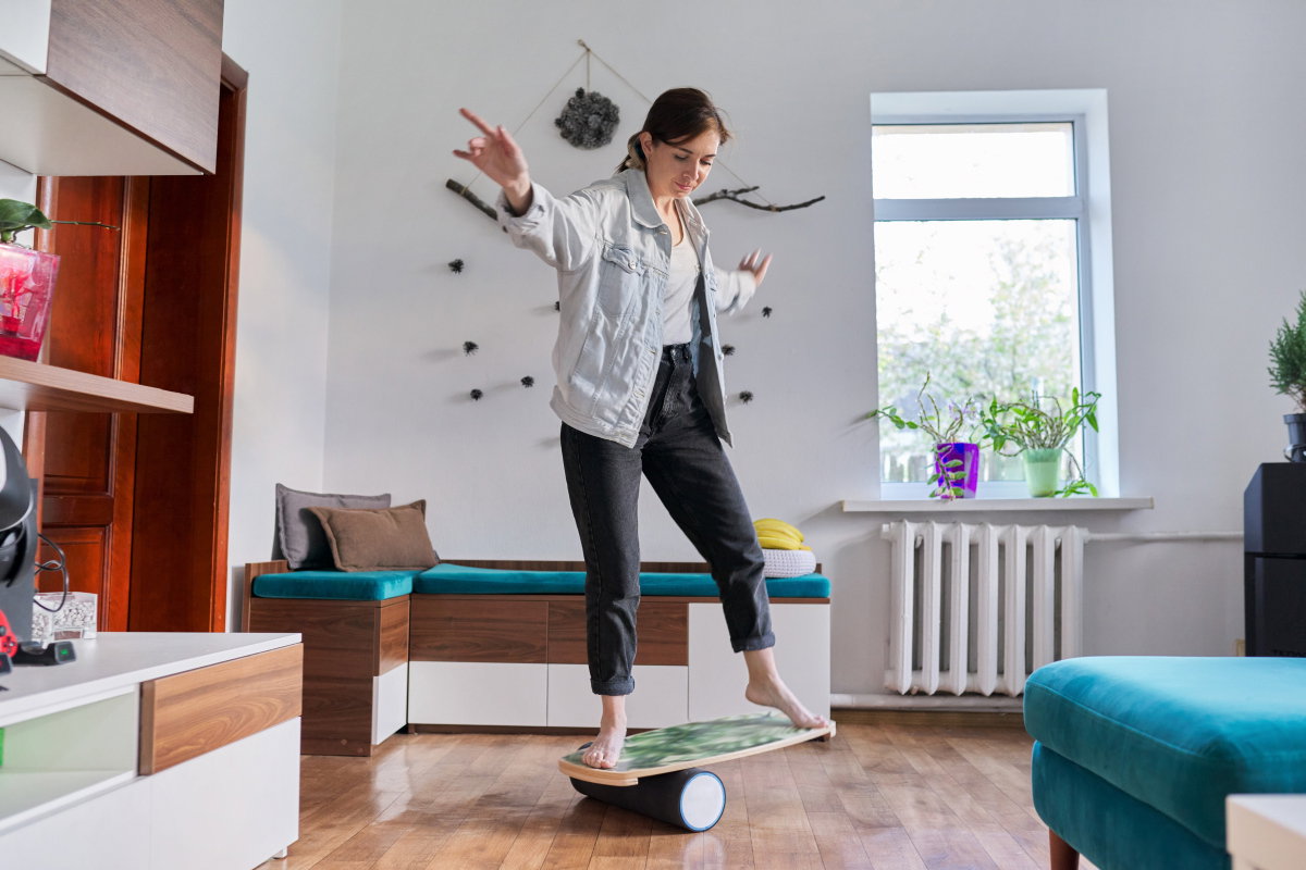 Frau auf Balance Board