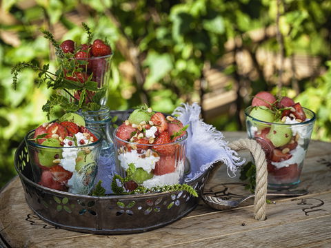 Rezept für Melonensalat mit Hüttenkäse und Erdbeeren