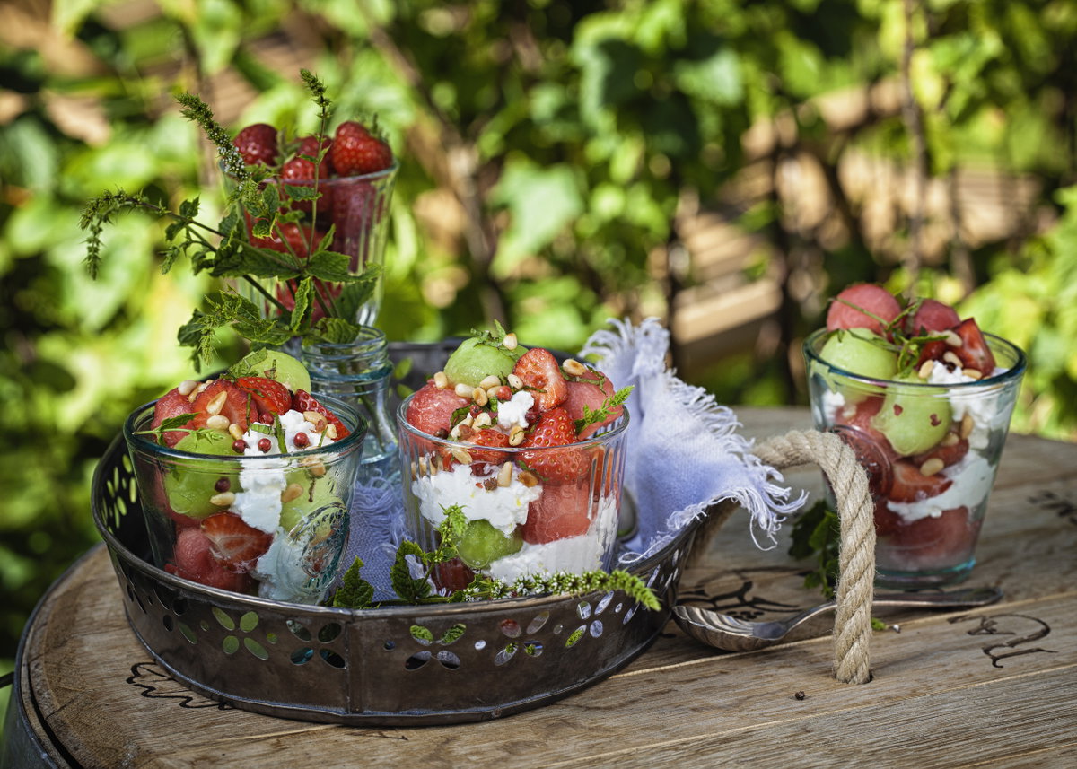 Melonensalat mit Hüttenkäse und Erdbeeren