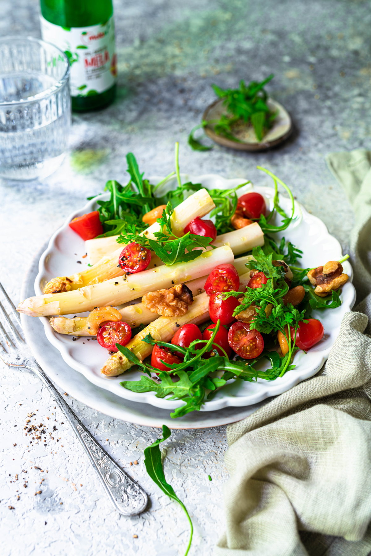 Ofenspargel mit bunten Tomaten und Rucola