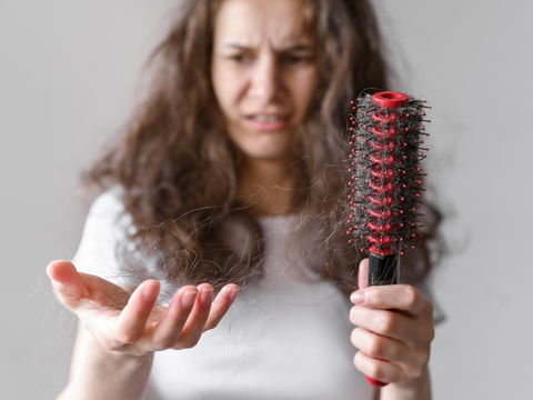 Hormonell bedingter Haarausfall bei Frauen: Was gegen eine dünner werdende Mähne hilft