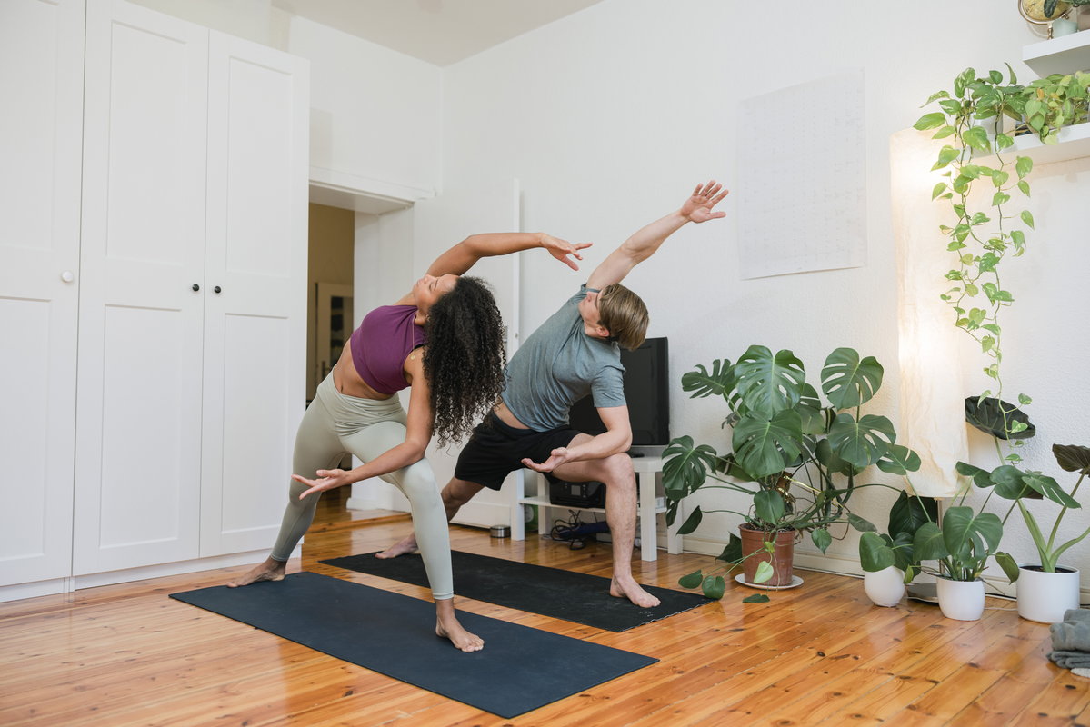 Paar macht Pilates