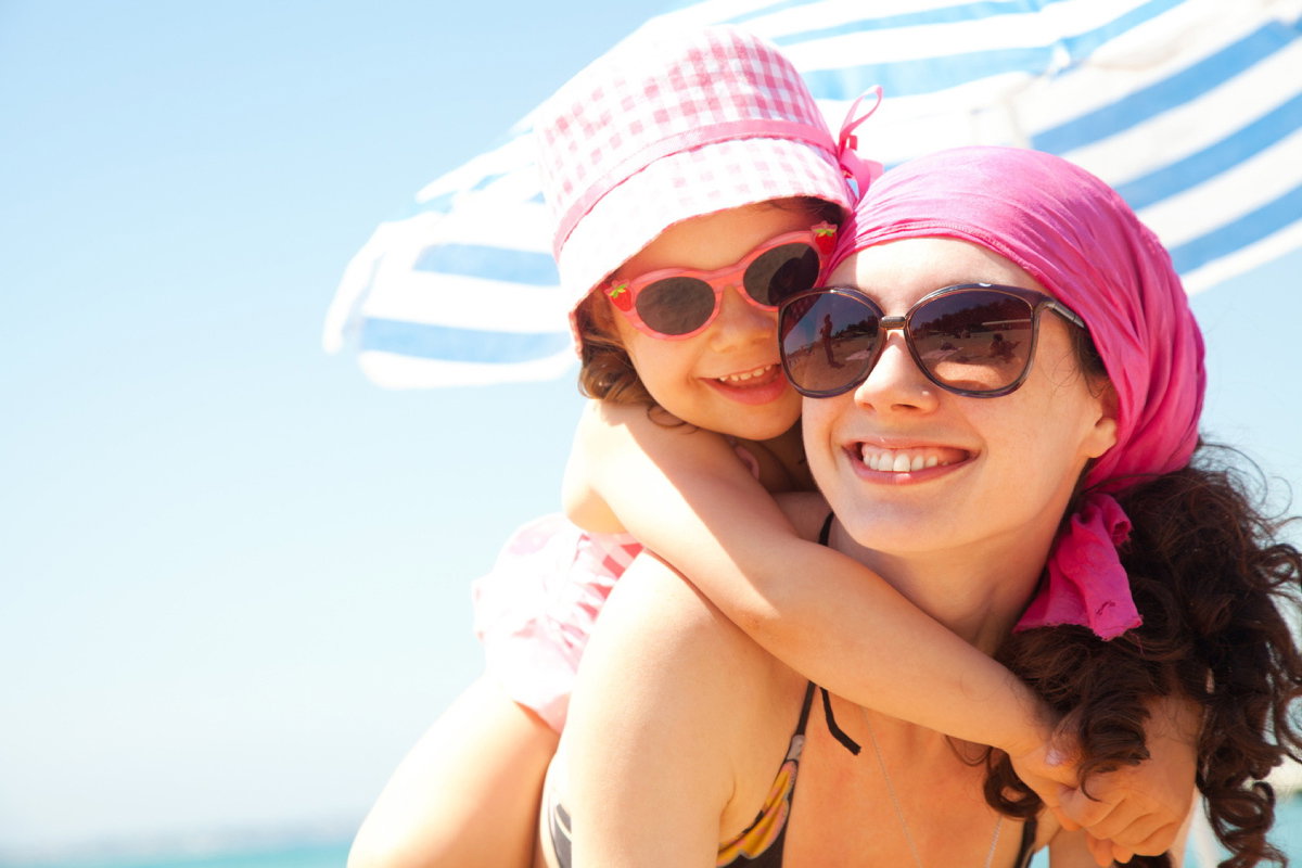 Kind mit Mutter am Meer