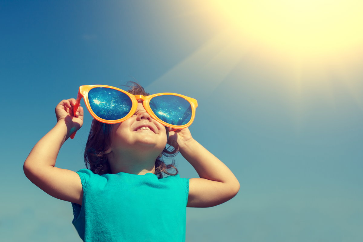 Kind mit Sonnenbrille