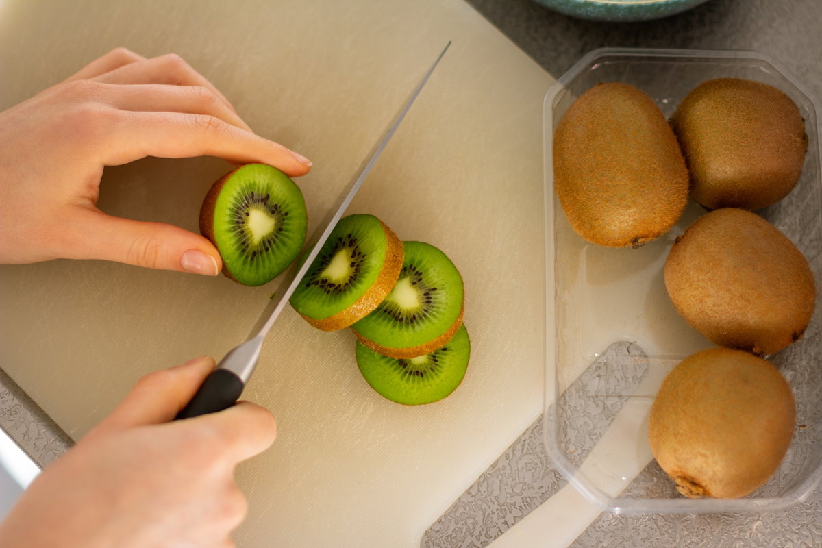 Kiwi wird geschnitten