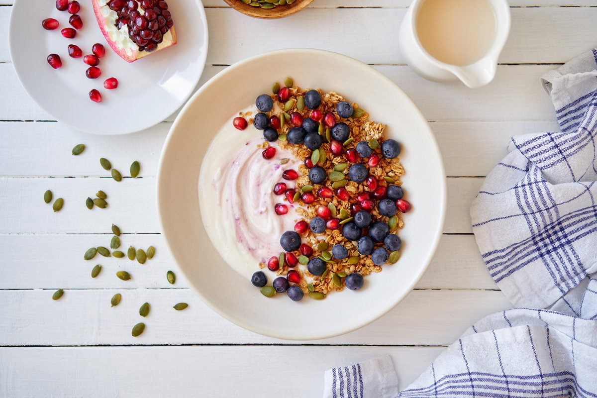 Müsli mit Joghurt und Beeren