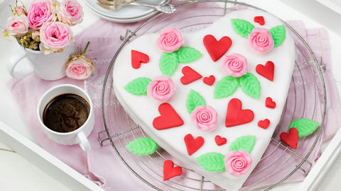 Muttertagsherz mit weißer Schokolade: Dieser Kuchen sagt mehr als tausend Worte